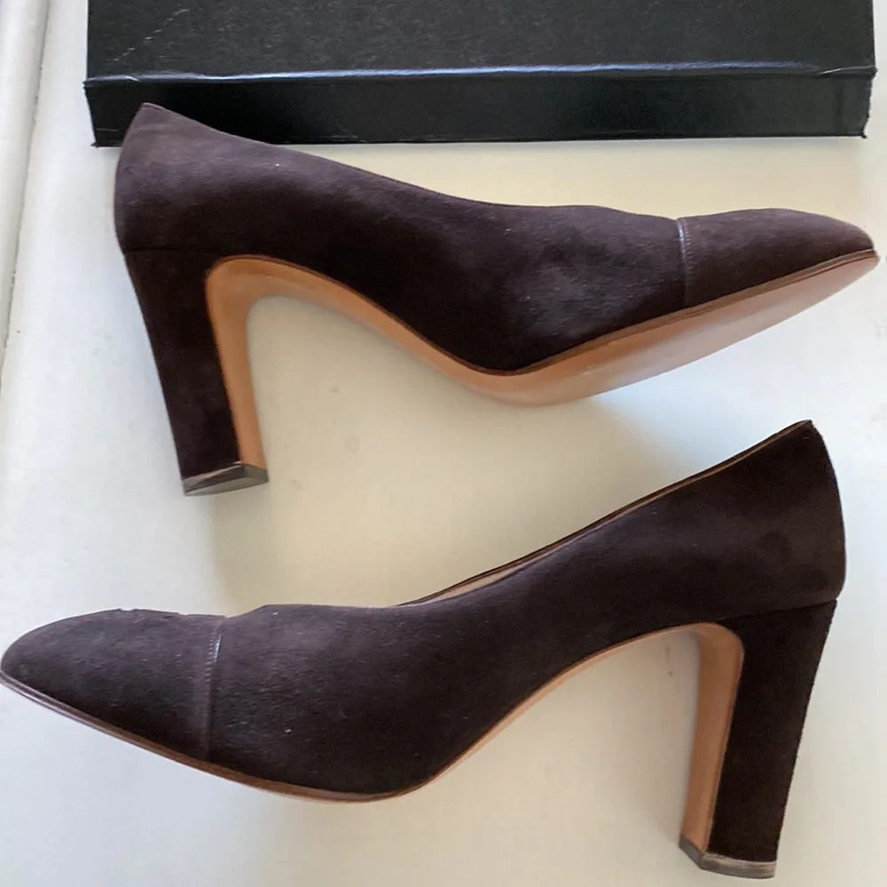 CHANEL Suede Pump in Chocolate Brown - Picture 6 of 9